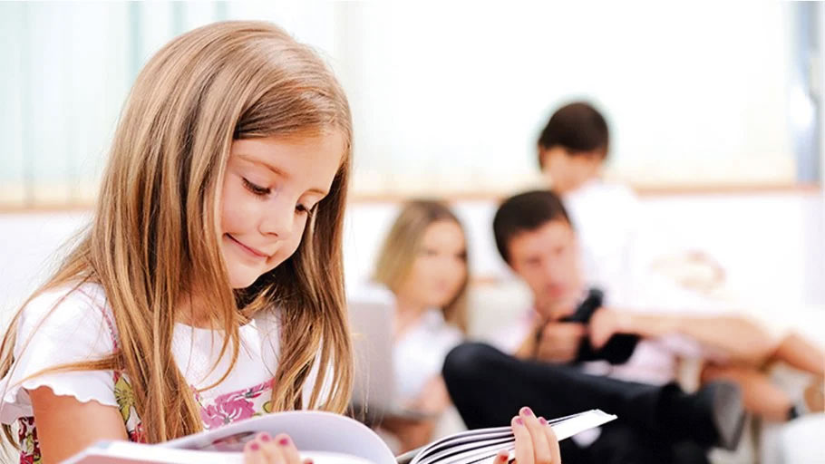 Skolbarn sitter och läser. Bilden länkar till en intervjusida om Bravkod.