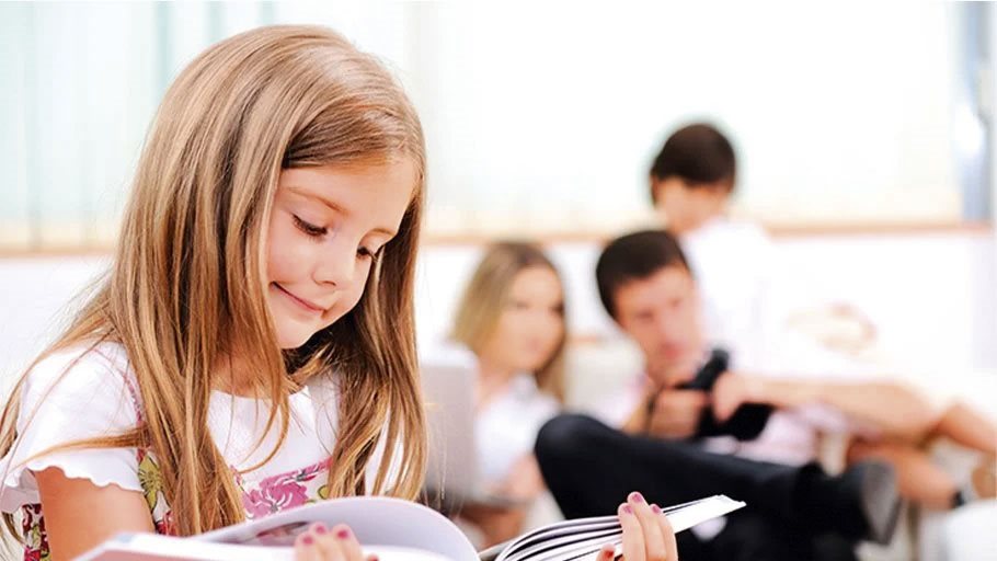 Skolbarn sitter och läser. Bilden länkar till en intervjusida om Bravkod.