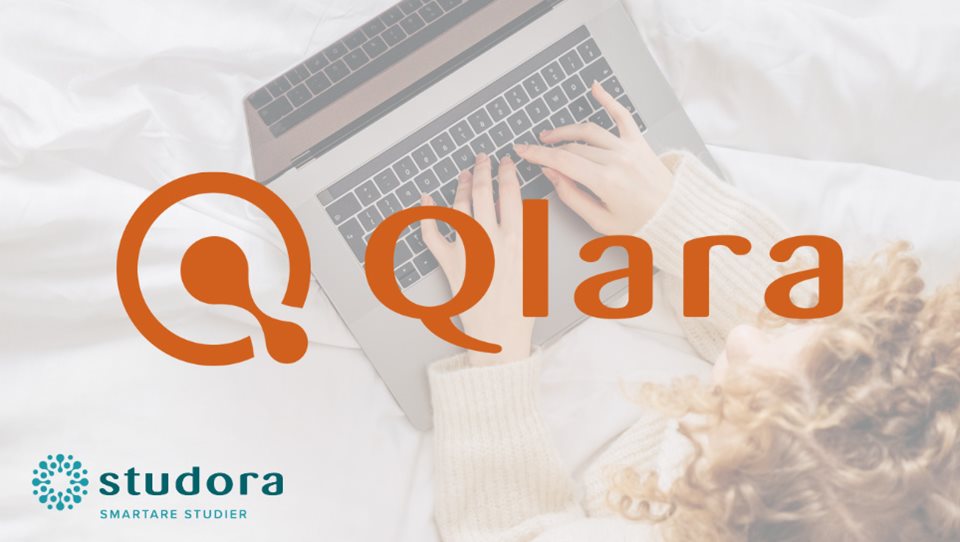 tjej som skriver på laptop sedd uppifrån samt logotyper Qlara och Studora
