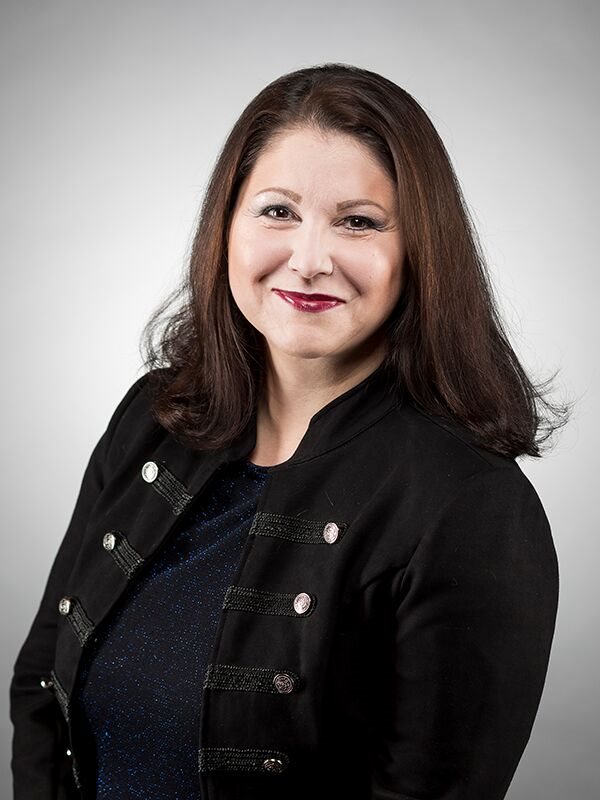 Aida Alvinius Författare