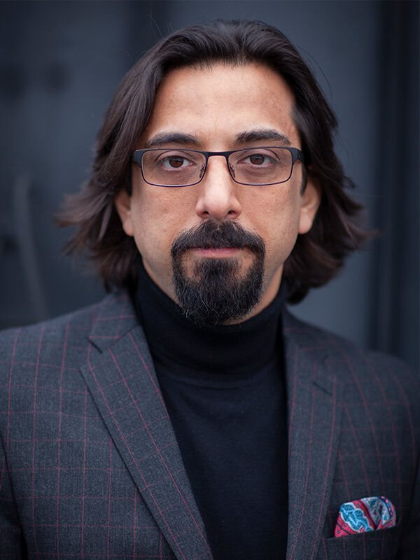 Amir Rostami Kapitelförfattare