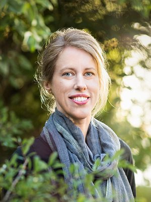 Elvira Ashby Författare