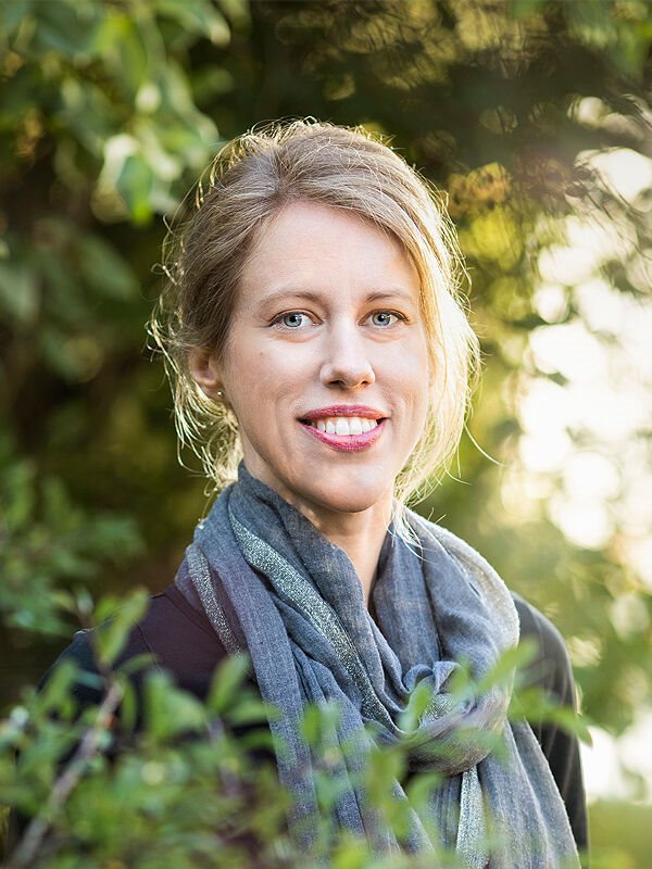 Elvira Ashby Författare