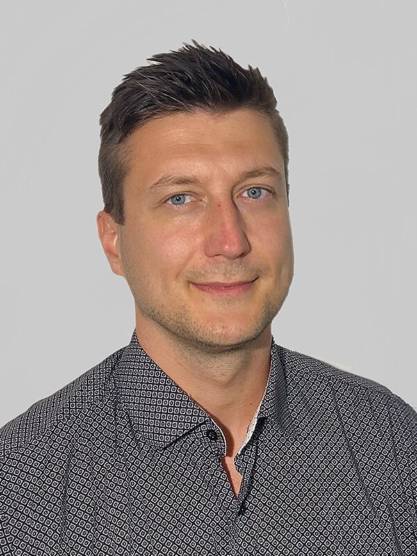 Miralem Helmefalk Författare