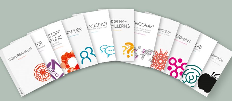 Mockups av 11 böcker i en båge på en grön bakgrund