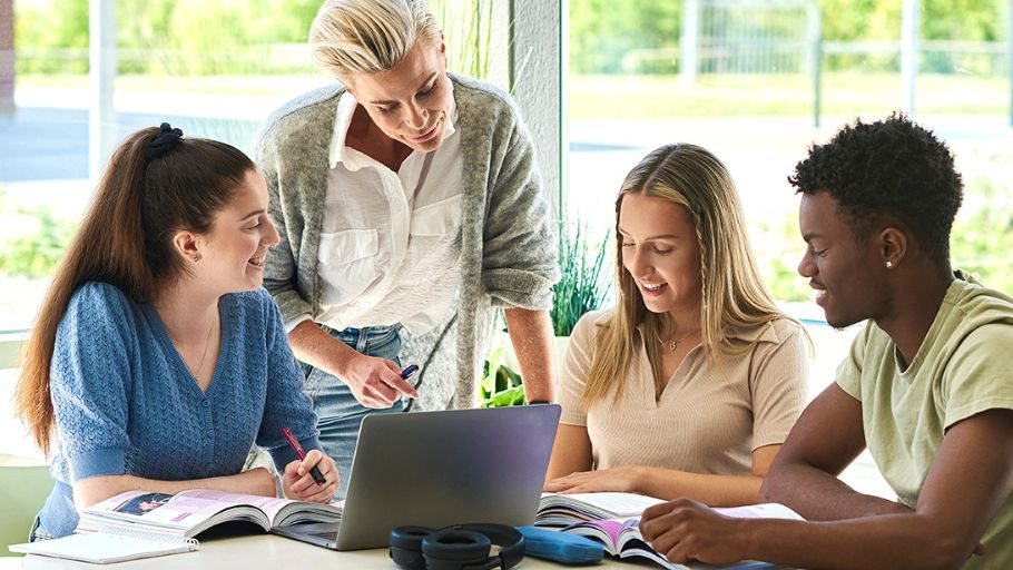 Elever på gymnasiet med lärare