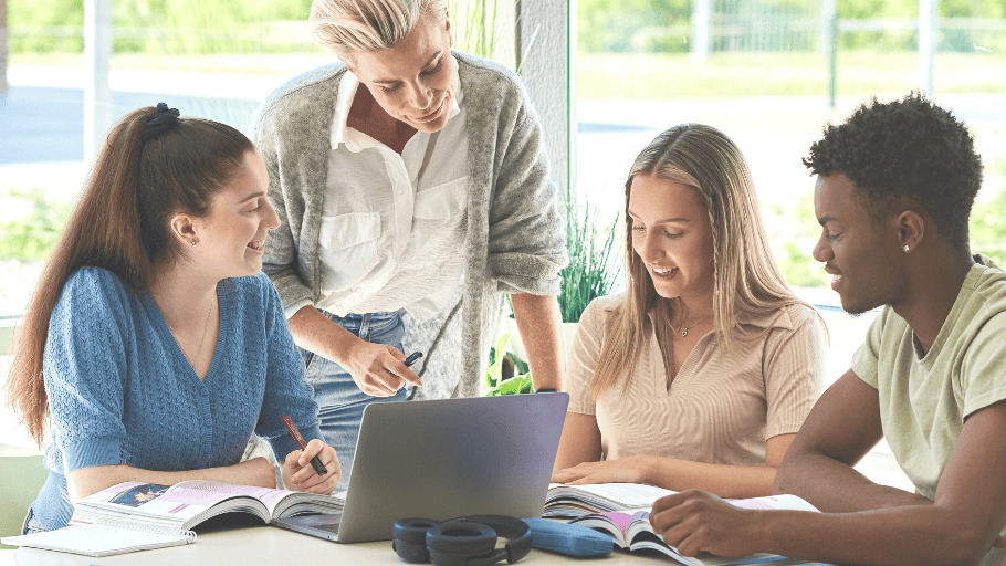 Elever arbetar med läromedel
