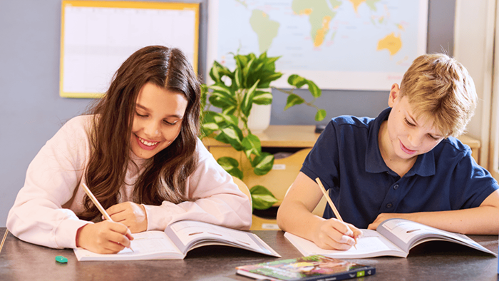 Elever som arbetar med läromedel