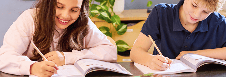 Elever som arbetar med läromedel