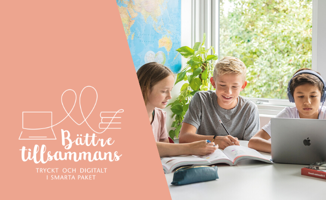 Elever arbetar med tryckta läroböcker och digitala läromedel