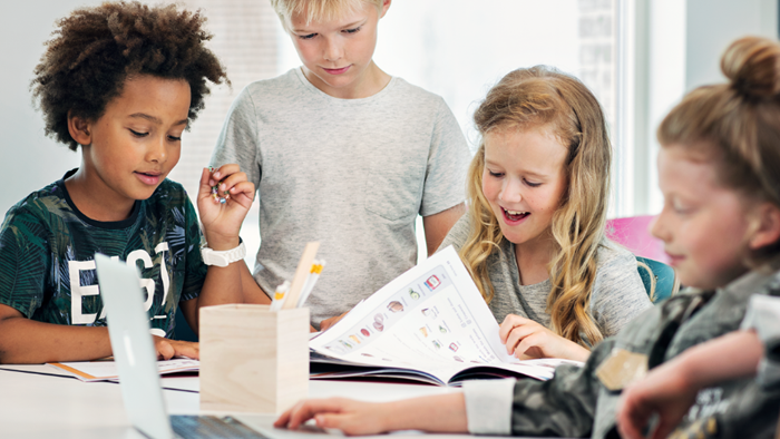 Elever på lågstadiet arbetar tryckt och digitalt