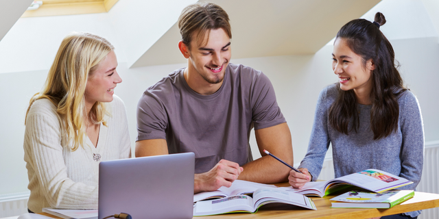 Elever på gymnasiet läser i sina läromedel