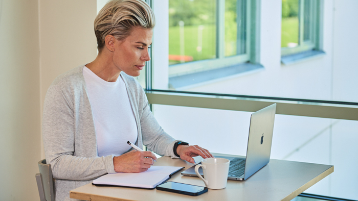 Lärare sitter och planerar