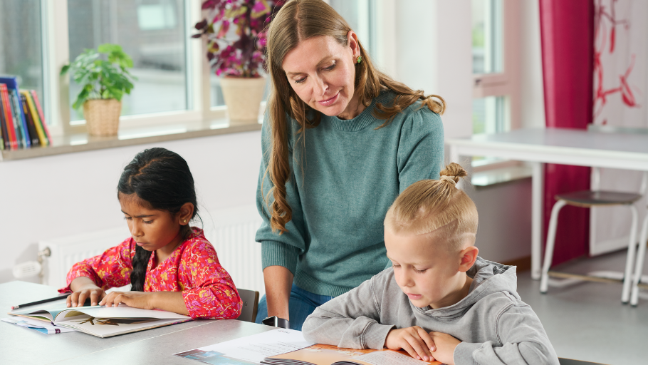 Att använda lättlästa böcker i ett klassrum kan vara en utmärkt strategi för att främja läsförståelse och språkutveckling.