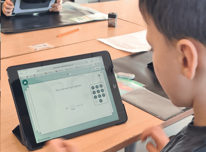 Elev arbetar med Tomoyo inför nationalla proven