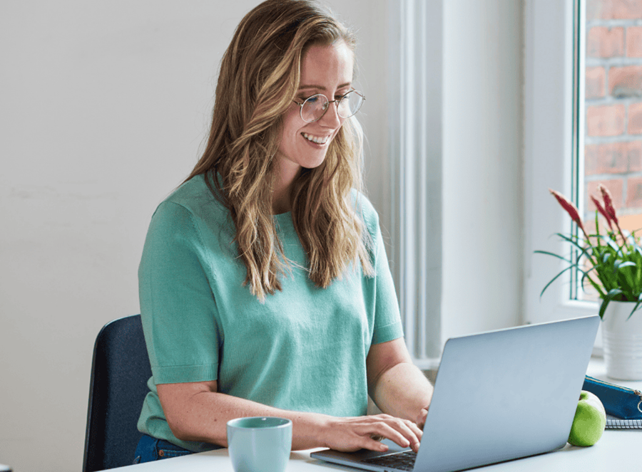 Lärare arbetar med Tomoyo