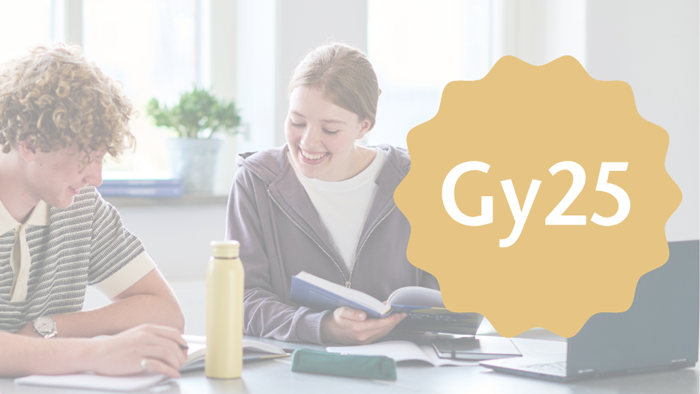 Två elever tittar på läromedel och en guldig etikett med Gy25