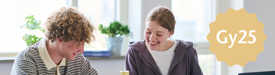 Två elever tittar på läromedel och en guldig etikett med Gy25