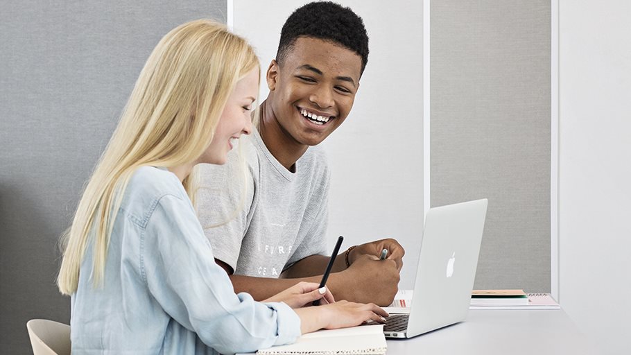 Elever på gymnasiet arbetar med digitala läromedel