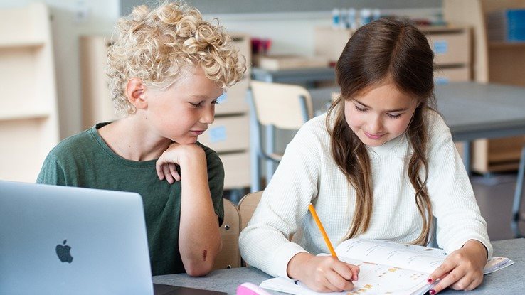 Barn med ipad Prova läromedel puffbild