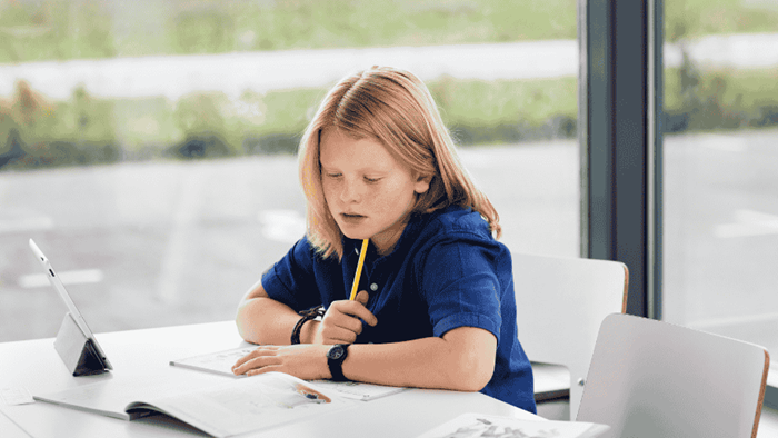 Barn som arbetar med läromedel