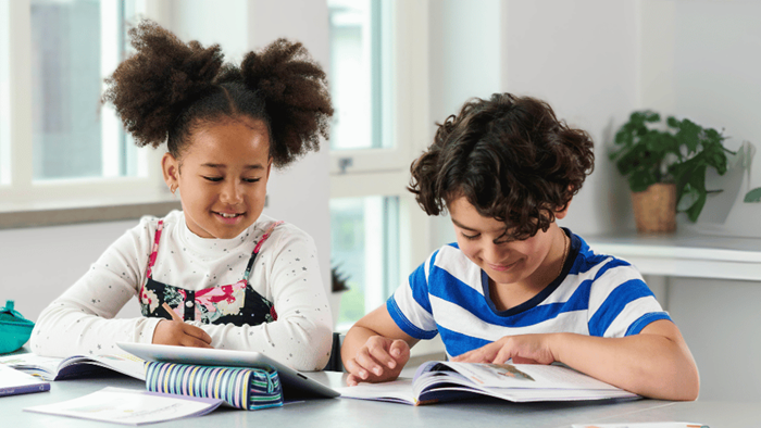 Barn läser i läromedel grundskolan årskurs f-6