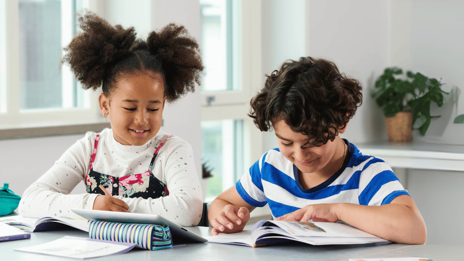 Barn läser i läromedel grundskolan årskurs f-6